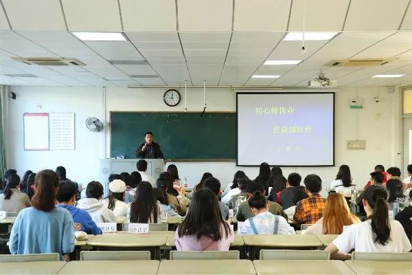 篮球冠军报道_篮球赛冠军喜报_获得篮球赛冠军简讯