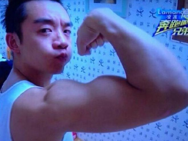 肌肉健身男照片_男明星健身肌肉图_肌肉健身明星图男生