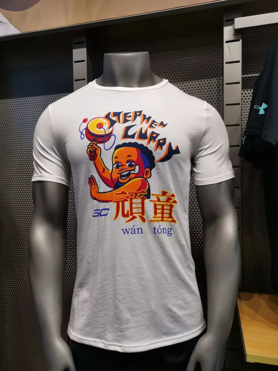 小手怎么抓篮球_篮球的手势怎么抓_手抓篮球技巧小学生