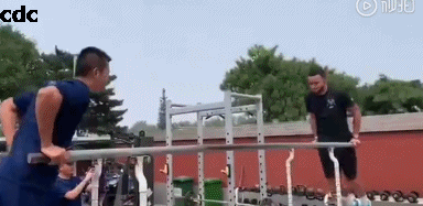 篮球的手势怎么抓_小手怎么抓篮球_手抓篮球技巧小学生