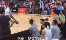 手抓篮球技巧小学生_小手怎么抓篮球_篮球的手势怎么抓