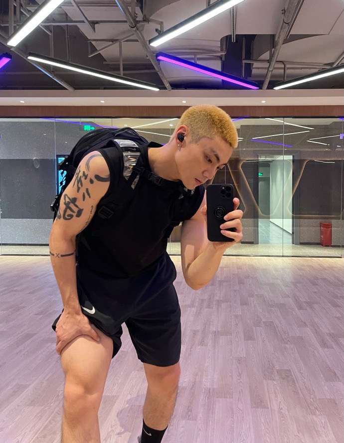 肌肉男健身图片大全集_男明星健身肌肉图_肌肉健身男头像图片