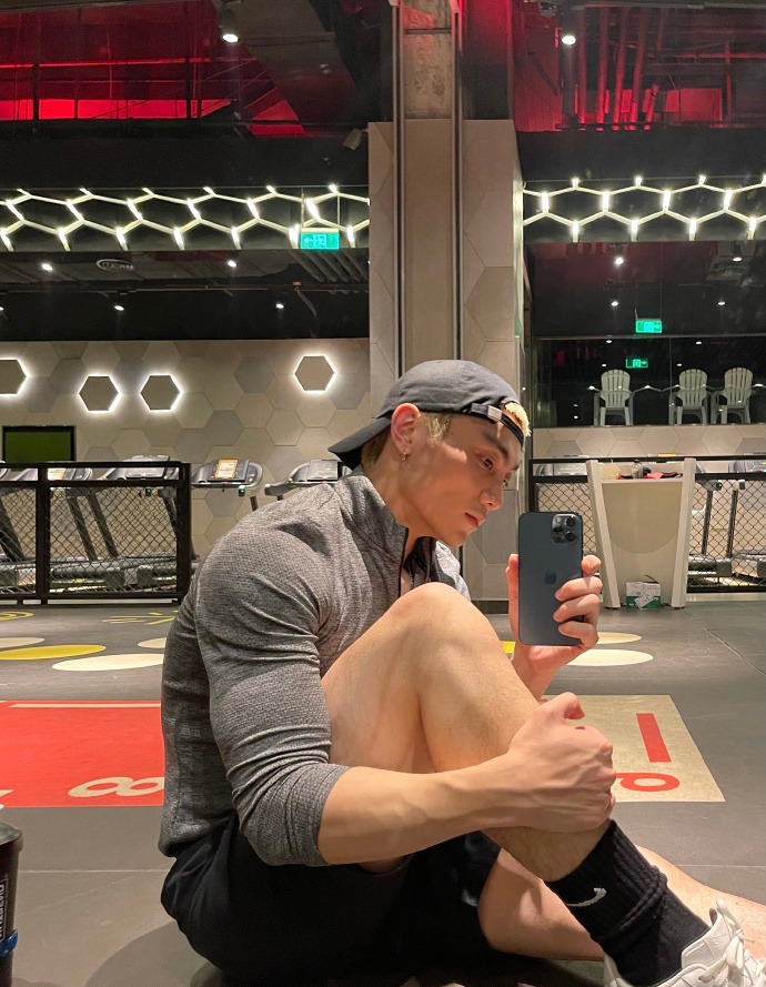 男明星健身肌肉图_肌肉健身男头像图片_肌肉男健身图片大全集