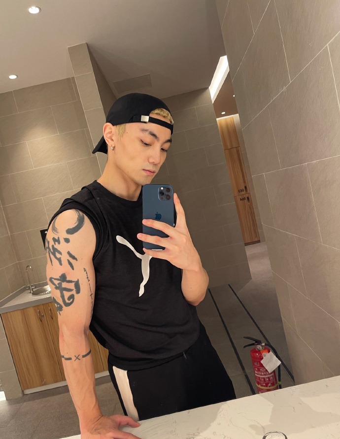男明星健身肌肉图_肌肉男健身图片大全集_肌肉健身男头像图片