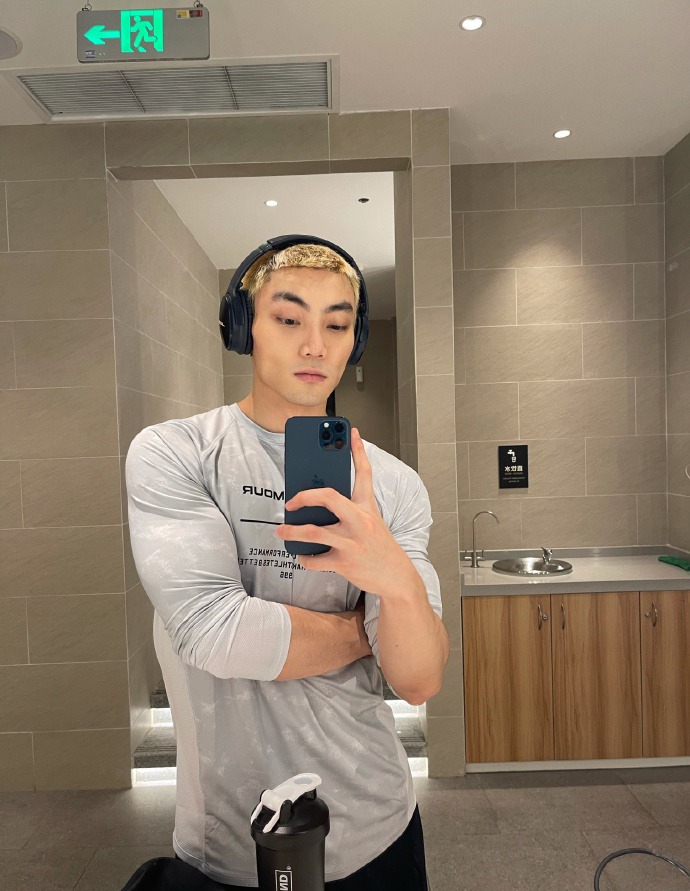 肌肉男健身图片大全集_肌肉健身男头像图片_男明星健身肌肉图