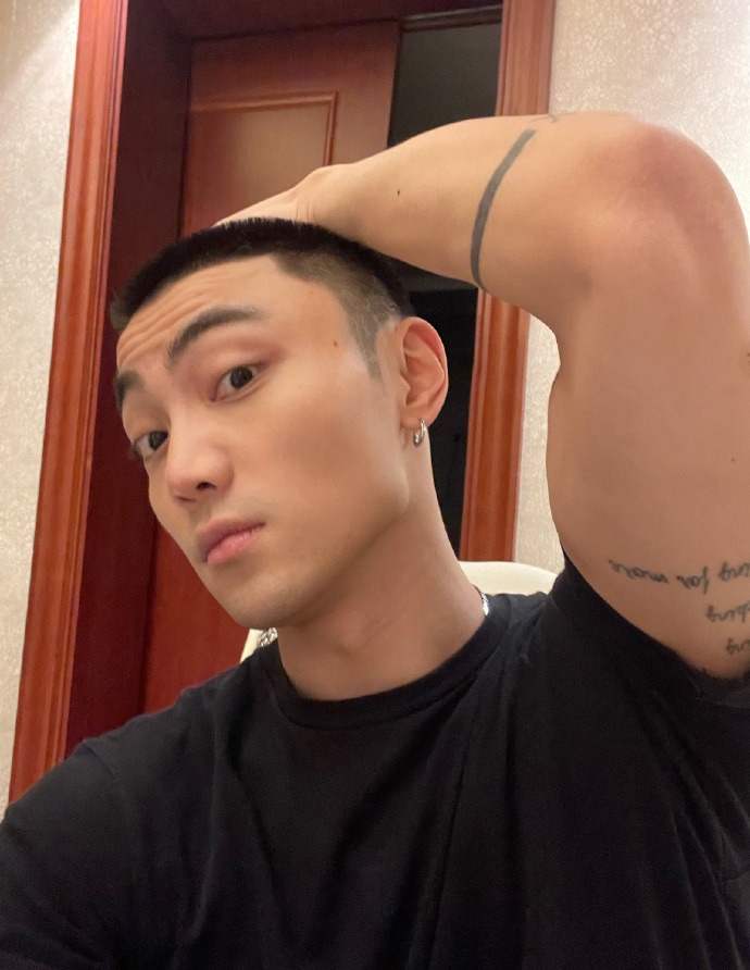 肌肉男健身图片大全集_男明星健身肌肉图_肌肉健身男头像图片