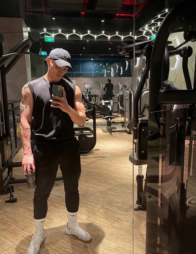 肌肉男健身图片大全集_肌肉健身男头像图片_男明星健身肌肉图