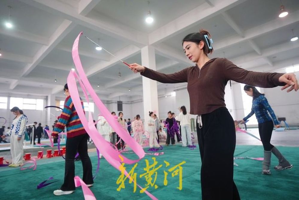 有氧运动女生健身房_女生健身房无氧做什么_女生在健身房无氧运动