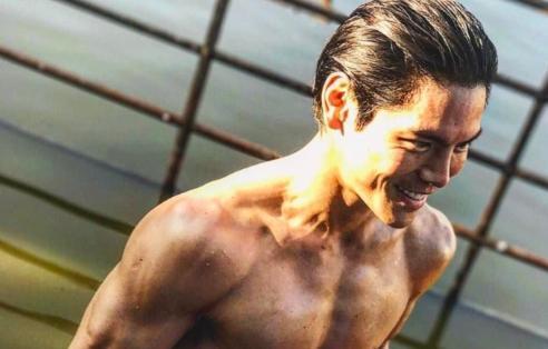 肌肉健身明星图男生_健身肌肉男组图_男明星健身肌肉图