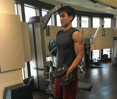 肌肉健身明星图男生_健身肌肉男组图_男明星健身肌肉图