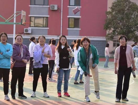 怎样快速投掷篮球技巧_篮球投掷的玩法和方法_篮球投掷技巧快速发球