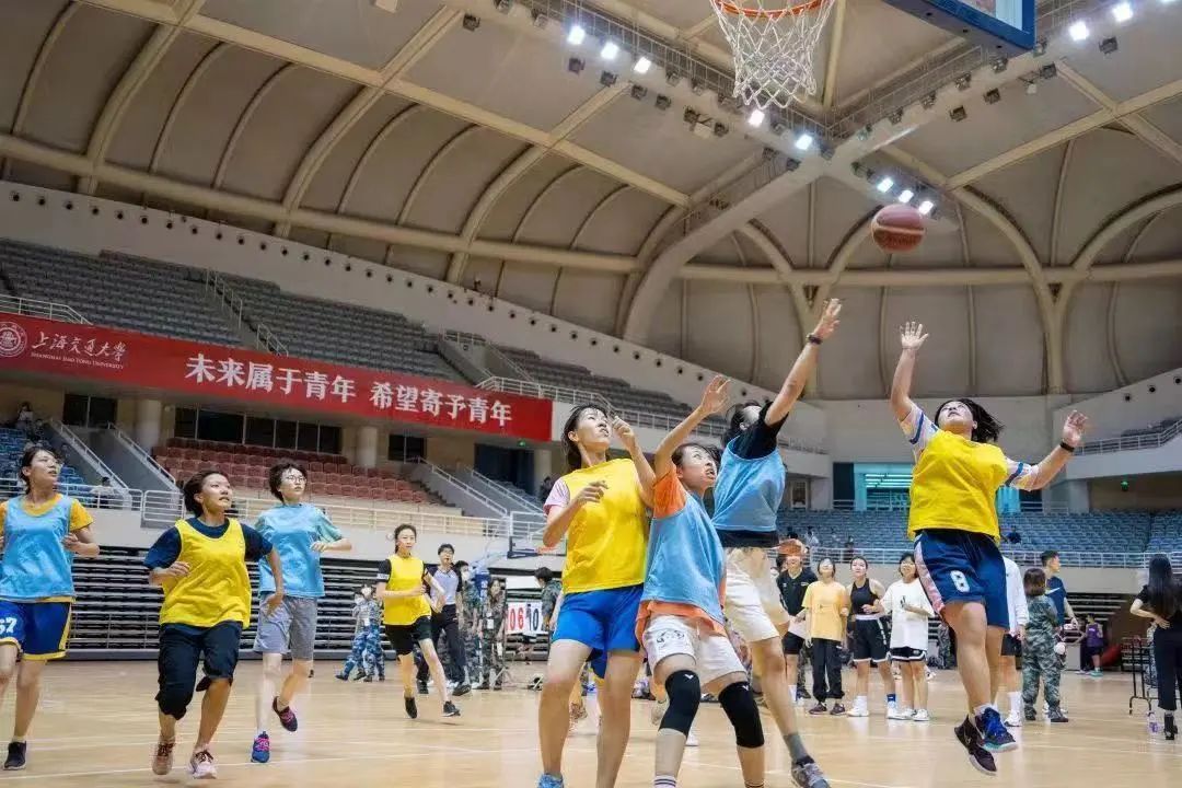 足球5v5比赛守门规则_足球规则比赛守门5v5怎么玩_足球守门视频教学