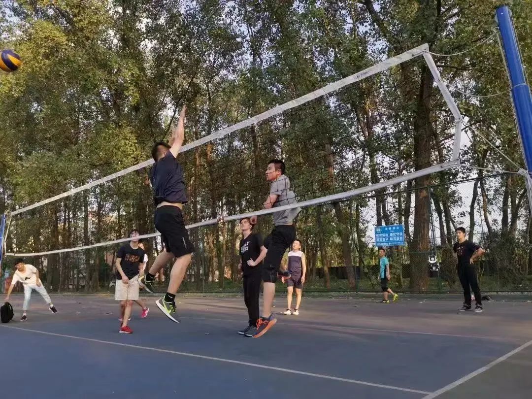 足球规则比赛守门5v5怎么玩_足球守门视频教学_足球5v5比赛守门规则