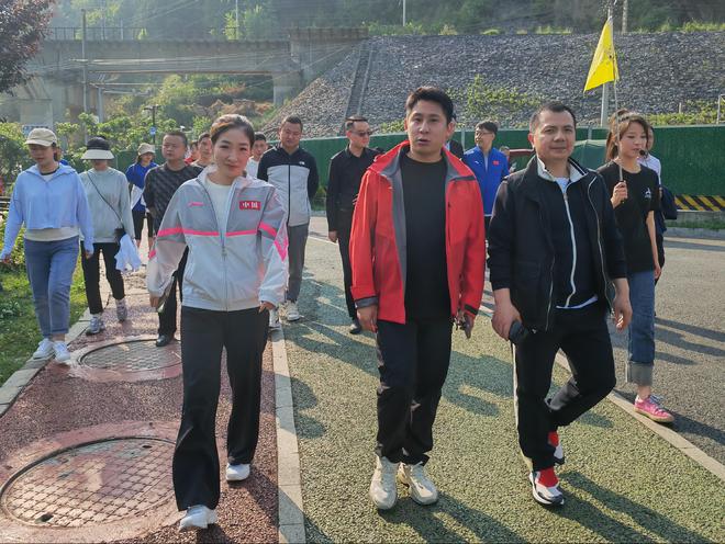 中国选手张湘祥在男子举重_张湘祥举重冠军_举重冠军张湘祥生活照