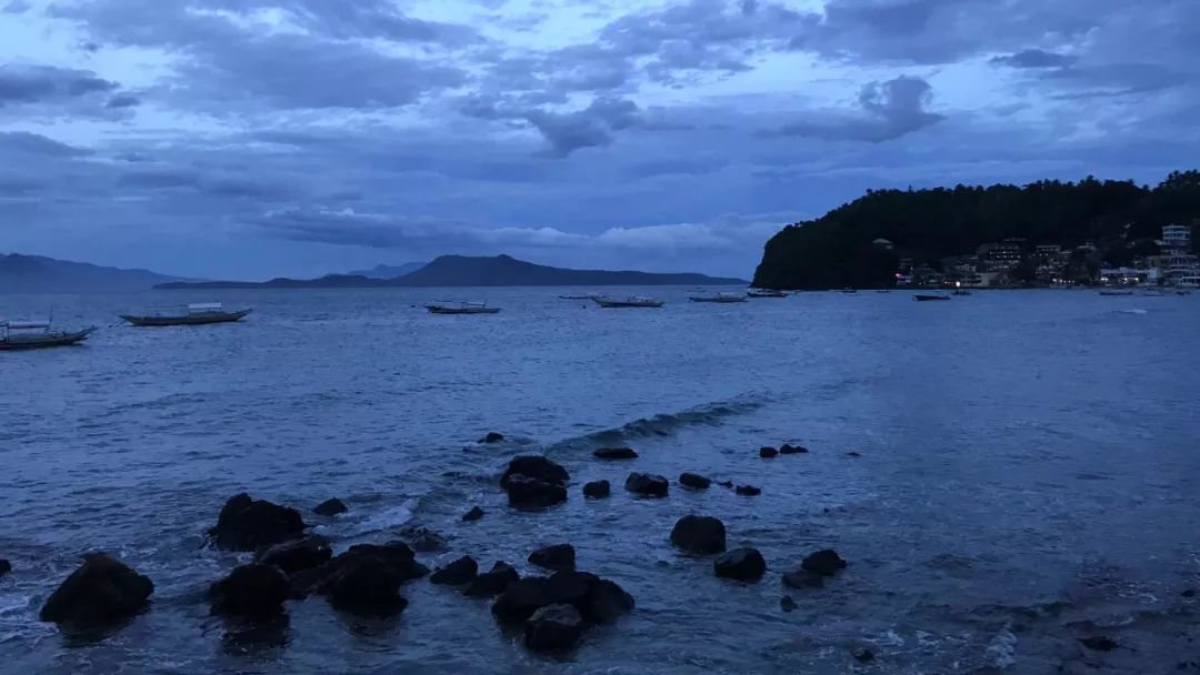 游泳中下潜技巧视频讲解_游泳如何下潜_视频游泳讲解下潜技巧中班